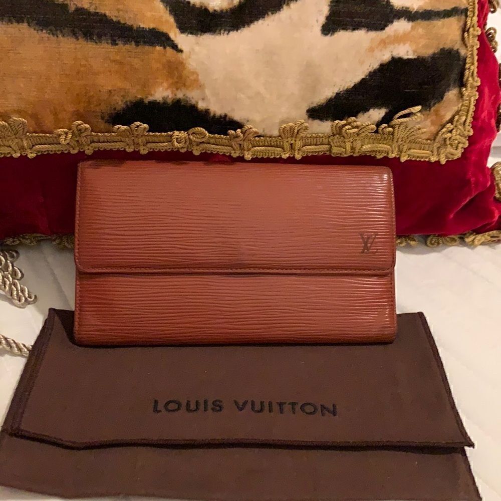 Authentic Louis Vuitton long epi wallet unisex
